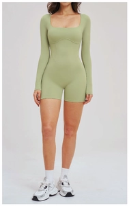 Détail du body de yoga vert clair avec encolure carrée et coutures incurvées