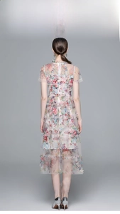 Détail d'une robe en tulle à fleurs avec imprimé roses et jupe à plusieurs niveaux