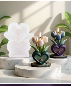 Details der Tulpen-Herz-Silikonform und fertige Kerzen mit Love you Gravur-Detail