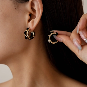 Boucles D'oreilles Créoles En Forme De C Rétro Alliage D'or Tissu Noir Enveloppé Avec Tige En Argent Sterling 925 Femme