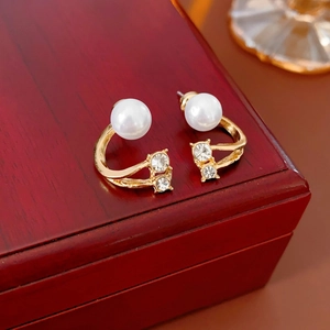 Macro de boucles d'oreilles perles et cristaux sur un coffret à bijoux rouge