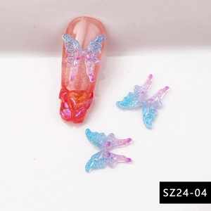 Macro-opname van 3D aurora hars vlinder nageldecoraties met blauw-paarse glitterverloop
