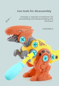 Dettaglio dell'assemblaggio del dinosauro giocattolo con cacciavite e viti in plastica