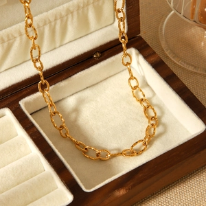 Collier élégant à maillons ovales en acier plaqué or 18K sur un coffret en velours beige