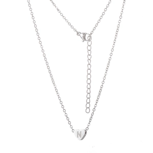 Vue détaillée du pendentif cœur argenté avec lettre N gravée et fermoir mousqueton