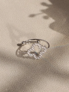 Vue détaillée d'une bague réglable argentée avec un motif de losange en zircon scintillant