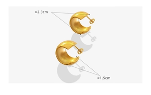 Vue détaillée des boucles d'oreilles dorées en C montrant 2,3 cm de haut et 1,5 cm