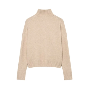 Vue détaillée du dos d'un pull en maille avoine avec col montant et bords-côtes