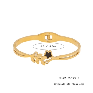 Détail de feuilles dorées et de motifs floraux sur un bracelet en acier inoxydable