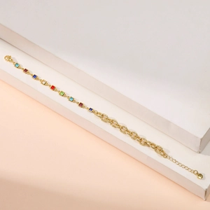 Dettaglio del bracciale placcato oro 18K con zirconi arcobaleno e catena a maglie regolabile