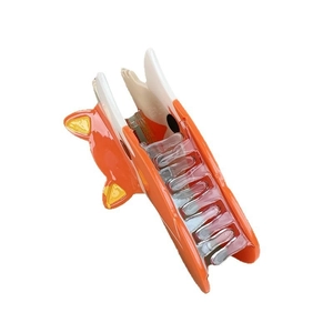 Détail d'une pince à cheveux renard en PVC avec finition brillante et dents internes