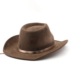Dettaglio ravvicinato di cappello da cowboy in pelle scamosciata marrone con fascia