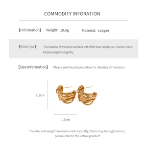 Detailed size chart for gold-plated C-shaped twisted earrings with measurement specs