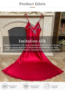 Détail de la nuisette rouge en satin avec dentelle au col en V et texture soyeuse lisse