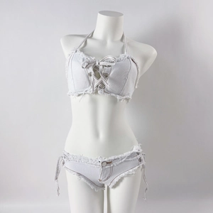 Dettaglio completo di completo in denim bianco con top allacciato e micro shorts a taglio vivo