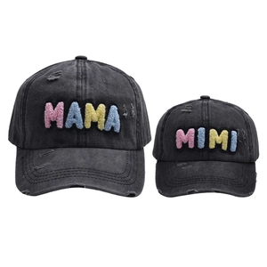 Détail de la broderie chenille MAMA et MIMI sur les casquettes en denim délavé
