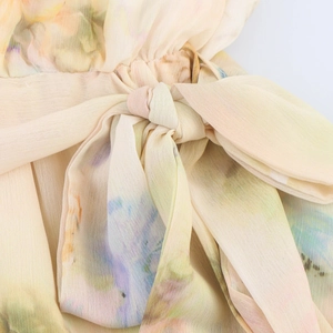Abito corto in chiffon con stampa floreale acquerello e dettaglio nodo in vita