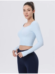Details des hellblauen Yoga-Crop-Tops mit quadratischem Ausschnitt und Daumenlöchern