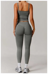 Vue détaillée de l'ensemble de yoga gris foncé avec legging effet push-up et brassière sport