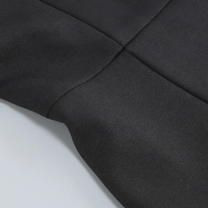 Gros plan du tissu de robe noir en plumes d'autruche montrant les coutures et la texture