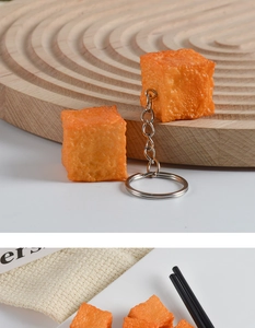 Detailansicht eines realistischen PVC-Fischtofu-Schlüsselanhängers mit Wabenstruktur