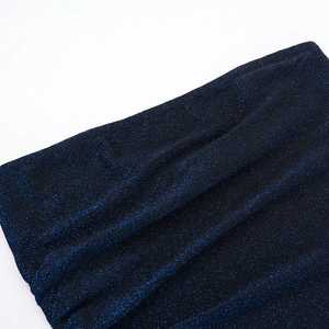 Gros plan sur un tissu bleu marine scintillant avec texture métallique et maille extensible