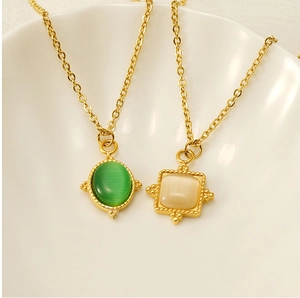 Détail de pendentifs vintage en œil de chat ovales et carrés sur chaînes en acier doré