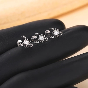 Set di piercing labret scorpione in titanio con zirconi bianchi e retro piatto
