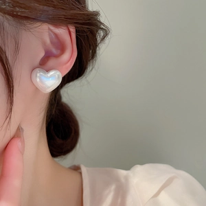 Elegant heart-shaped pearl stud earrings for women with a glossy cream white finish