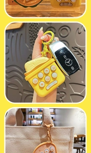 Vue détaillée du porte-clés frites en silicone jaune sur un sac en toile blanc