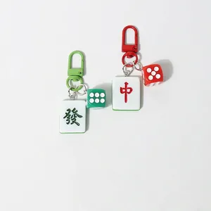 Set portachiavi creativo Mahjong con tessere verdi e rosse su sfondo bianco