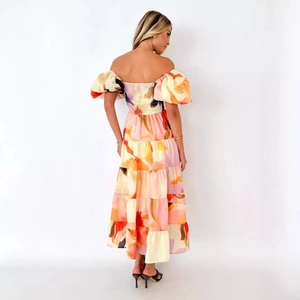 Elegantes schulterfreies Maxikleid mit floralem Abstraktmuster und gestuftem Rock Rückansicht