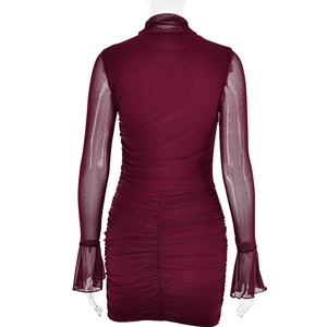 Vue arrière d'une robe en mesh bordeaux avec des fronces élégantes et des manches évasées