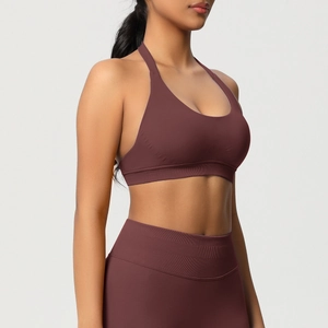 Détail de l'ensemble de yoga bordeaux sans couture avec brassière de sport dos nu gainante