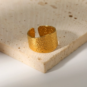 Chic 18k gold plated stainless steel C-shape wide ring with textured hammered finish