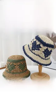 Détail de chapeaux cloches en paille tressés à la main avec motifs ajourés