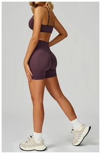 Détail de l'ensemble de yoga violet sans couture avec short taille haute et dos du brassière