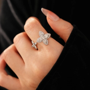 Détail d'une bague trèfle en argent avec zircons brillants et design floral ouvert