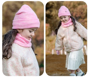 Detalle de gorro y bufanda de punto rosa para niños con chaqueta de forro polar
