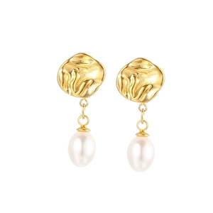 Boucles d'oreilles irrégulières dorées avec perles blanches pour femmes élégantes