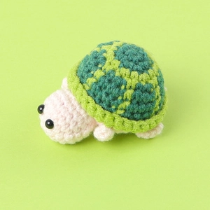 Handmade crochet mini turtle plush doll with green shell and pink body for home decoration