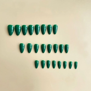 Set mit 24 dunkelgrünen künstlichen Nägeln in Mandelform mit Hochglanz-Oberfläche