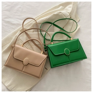 Détail du sac à bandoulière en cuir PU avec boucles magnétiques élégantes en or mat