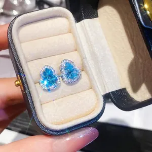 Boucles d'oreilles gourde en zircon bleu étincelant avec tiges en argent dans un écrin noir