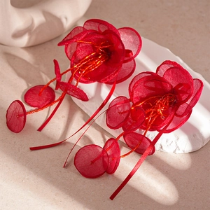 Élégantes boucles d'oreilles fleurs en dentelle rouge vintage avec de longs glands en soie