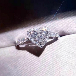 Anello in argento a forma di cuore con zirconi pavé in una scatola per gioielli