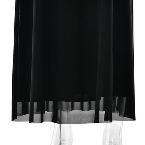 Vue détaillée de l'ourlet en tulle transparent d'une robe longue noire chic à une épaule