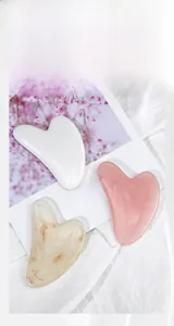 Drei herzförmige Gua Sha Schaber aus Harz für Gesichts- und Körpermassage in verschiedenen Farben