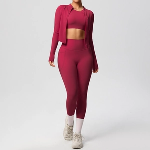 Detail von burgunderrotem Yoga-Set mit Reißverschlussjacke und Leggings mit Seitentaschen