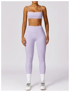 Detail eines hellvioletten Yoga-Sets mit Sport-BH mit schmalen Trägern und High-Waist-Leggings